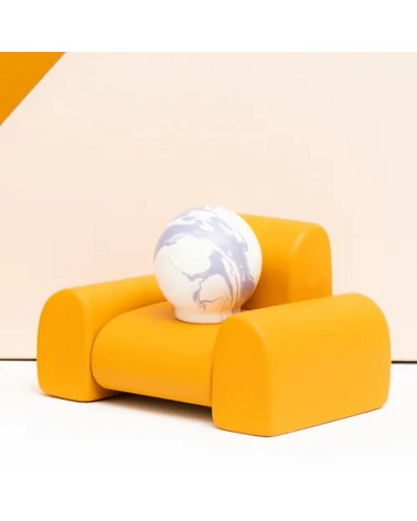Pomello per mobile in legno di faggio Lavanda maniglia design posata su un piccolo divano