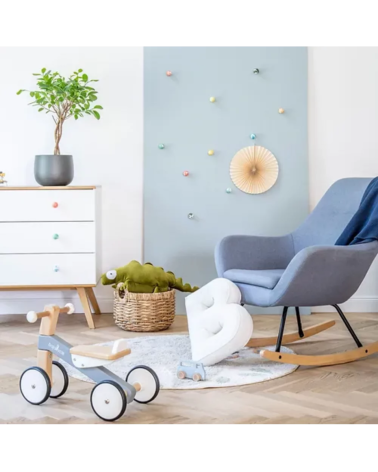 Pomello per mobile in legno di faggio Lavanda maniglia design fissata su una cassettiera bianca in una camera