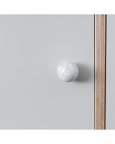 Pomello per mobile in legno di faggio bianco/nero Misto maniglia design vista frontale montato su un mobile