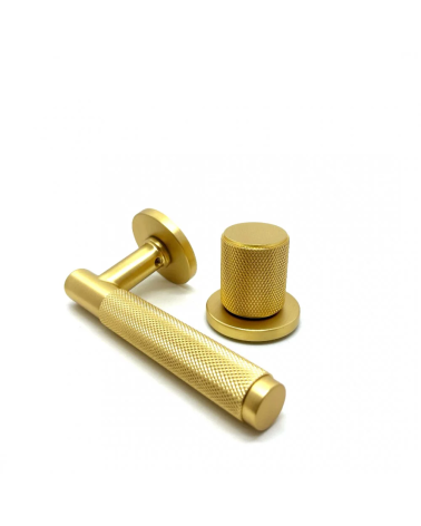 Duo asimmetrico maniglia e pomello porta testurizzato oro opaco Time maniglia design presentati fianco a fianco