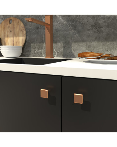 Pomello per mobile rame NOX maniglia design fissata su un mobile da cucina