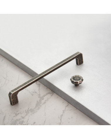 Pomello per mobile argento anticato CAMPANA maniglia design posato su una superficie piana