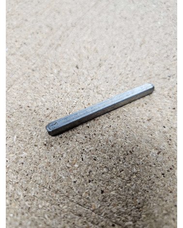 Asta quadra da 6mm di spessore per WC su un tavolo in legno