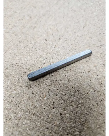 Asta quadra da 6mm di spessore per WC su un tavolo in legno