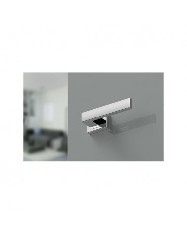 Maniglia per porta cromo lucido Focus maniglia design vista dal basso montata su una porta