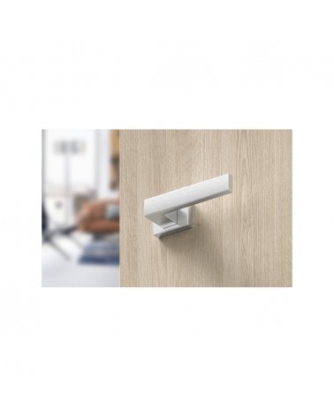 Maniglia per porta cromo satinato Focus maniglia design vista dal basso montata su una porta
