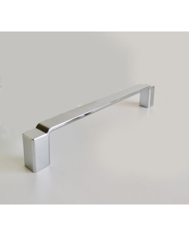 Maniglia per mobile cromata lucida AMARO maniglia design presentata su uno sfondo grigio