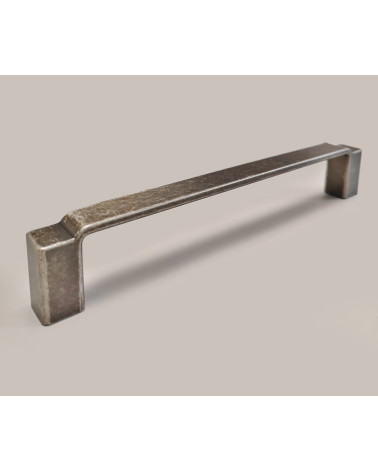 Maniglia per mobile argento antico AMARO maniglia design su sfondo grigio
