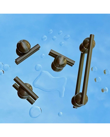 Pomello per mobile in ottone modello 04 maniglia design vista dall'alto su una superficie blu con gocce d'acqua