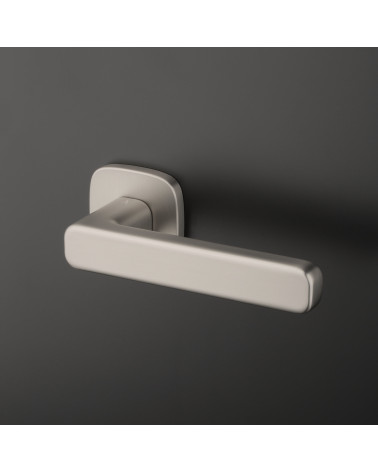 Maniglia per porta nichel satinato IXIA maniglia design fissata su uno sfondo scuro