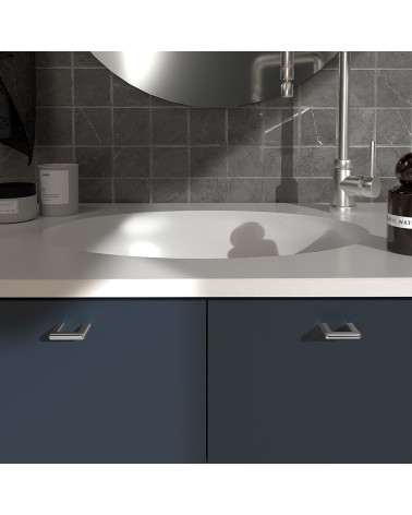 Maniglia per mobile cromo lucido NOX maniglia design montata su un mobile da bagno