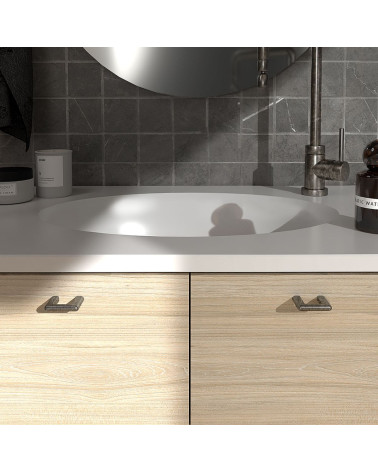 Maniglia per mobile argento antico NOX maniglia design vista frontale montata su un mobile da bagno