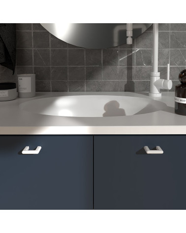 Maniglia per mobile bianco lucido NOX maniglia design montata su un mobile da bagno