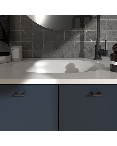 Maniglia per mobile nero opaco NOX maniglia design montata su un mobile da bagno