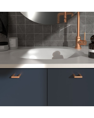 Maniglia per mobile color rame NOX maniglia design montata su un mobile da bagno
