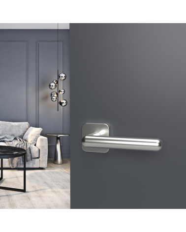 Maniglia per porta NOX in cromo lucido design montata su una porta aperta