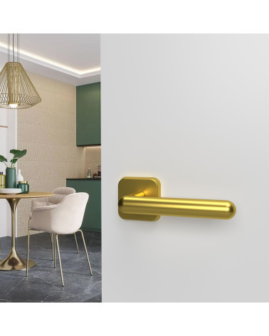 Maniglia per porta NOX in oro lucido design montata su una porta aperta
