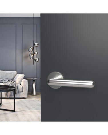 Maniglia per porta cromo lucido NOX ferramenta design montata su una porta aperta
