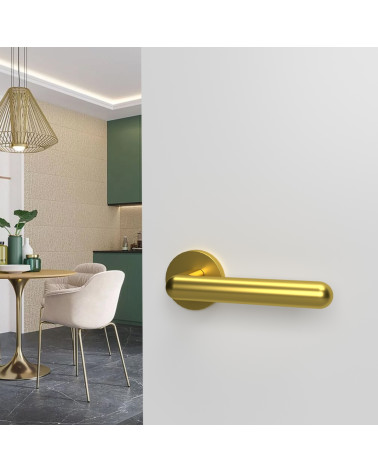 Maniglia per porta oro lucido NOX ferramenta design montata su una porta aperta
