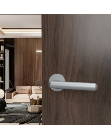 Maniglia per porta cromata satinata NOX ferramenta design montata su una porta aperta