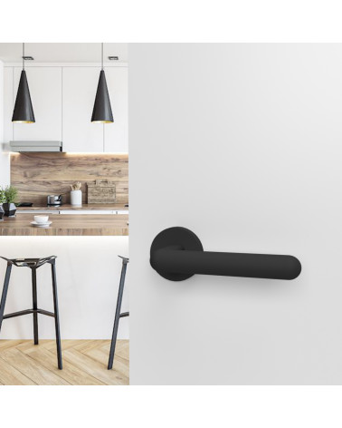 Maniglia per porta nera opaca NOX ferramenta design montata su una porta aperta