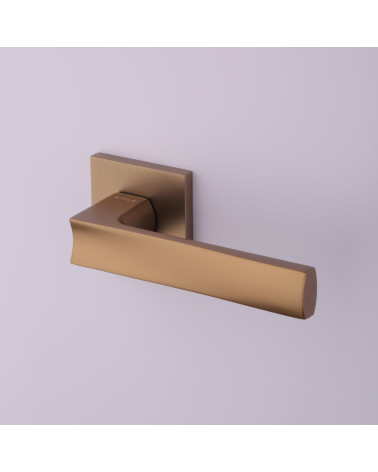 Maniglia per porta LIMA maniglia design marrone chiaro montata su una porta