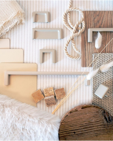 Maniglia per mobile color cashmere NOX maniglia design presentata in piano con materiali naturali