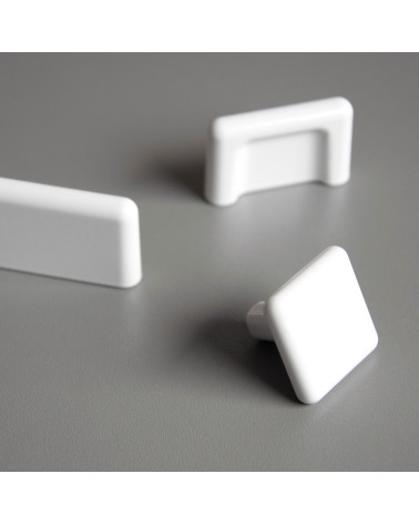 Pomolo per mobile bianco NOX maniglia design messo in risalto su una superficie chiara