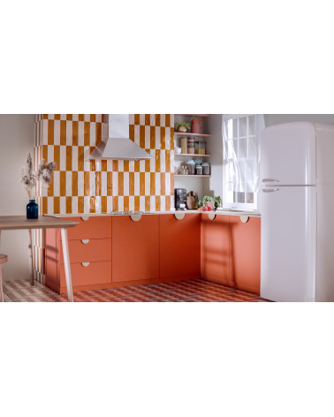 Maniglia design cachemire ZORIA maniglia design fissata su un mobile da cucina