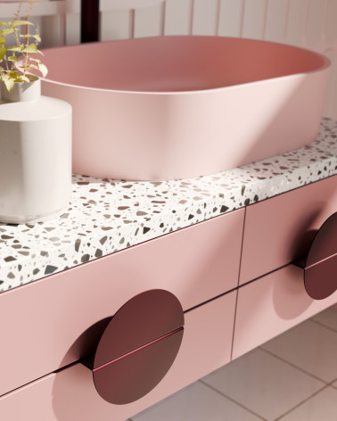 Maniglia design bordeaux ZORIA maniglia design montata su un mobile da bagno rosa