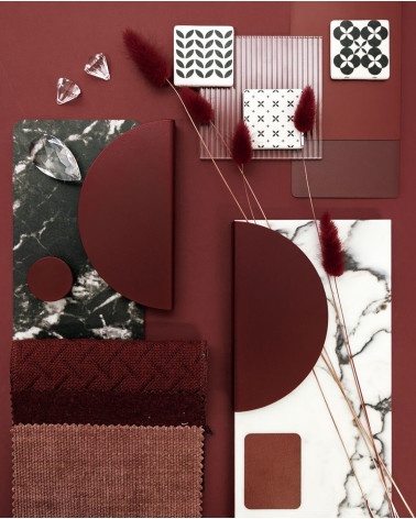 Maniglia design bordeaux ZORIA maniglia design presentata con materiali decorativi