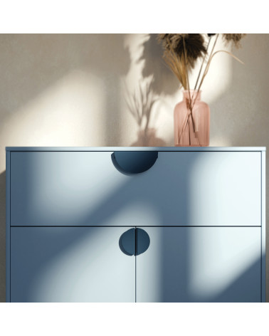 Maniglia design blu navy ZORIA maniglia design montata su un comò