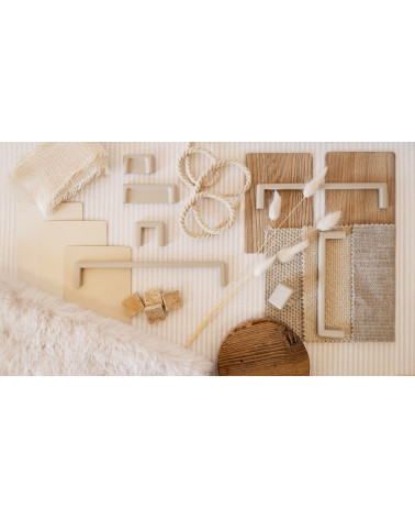 Maniglia per mobile color cashmere NOX design presentata con materiali decorativi