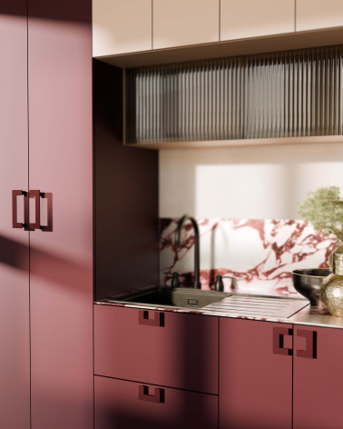 Maniglia per mobile bordeaux SOLEA maniglia design montata su un mobile da cucina