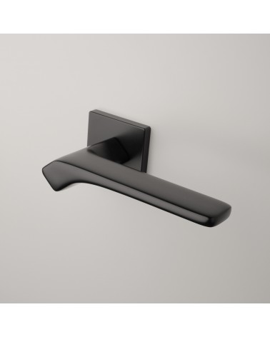 Maniglia per porta Contemporanea BERGERIA maniglia design montata su una porta