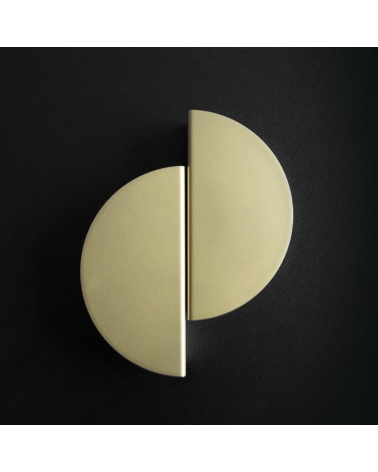 Maniglia per mobile ZORIA oro opaco design appoggiata su uno sfondo scuro
