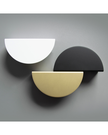 Maniglia per mobile ZORIA design appoggiata su una superficie chiara
