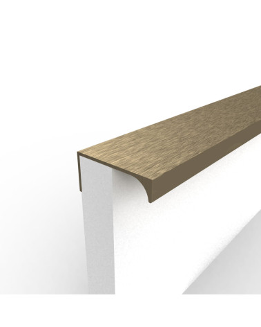 Maniglia per mobile anodizzata spazzolata TERRA design fissata sul bordo di un pannello bianco