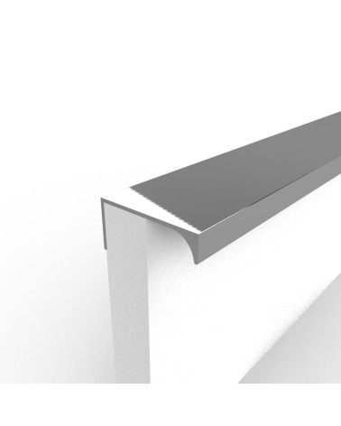 Maniglia per mobile cromo lucido TERRA design fissata sul bordo di un pannello bianco