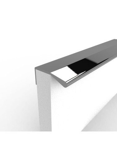 Maniglia per mobile cromo lucido COSTA design fissata sul bordo di un pannello bianco