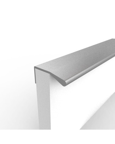 Maniglia per mobile anodizzato naturale COSTA maniglia design fissata sul bordo di un pannello bianco