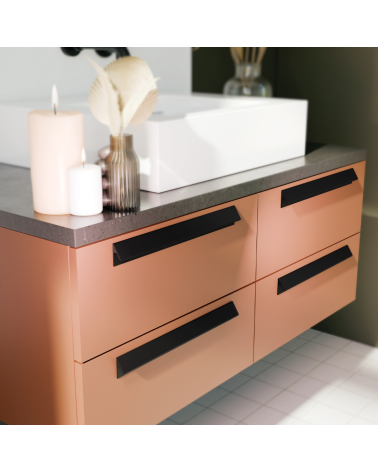 Maniglia per mobile nera opaca VERBA maniglia design montata su un mobile da bagno