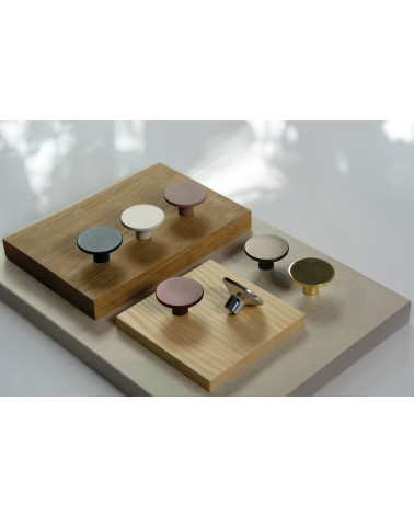 Pomello per mobile ASTRO maniglia design disposto su placche in legno