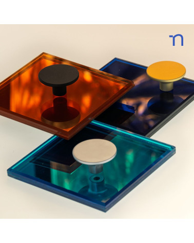 Pomello per mobile ASTRO maniglia design maniglia design presentata su placche riflettenti