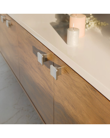 Pomello per mobile oro opaco SIENA maniglia design vista inclinata montato su un mobile