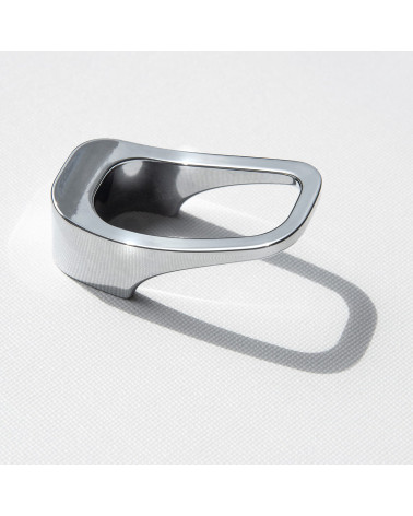 Pomello per mobile cromato lucido LAGO maniglia design appoggiata su una superficie bianca
