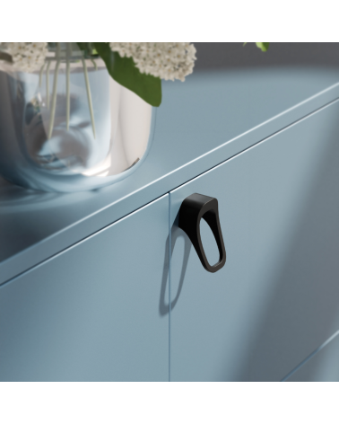 Pomello per mobile nero opaco LAGO maniglia design montata su un mobile