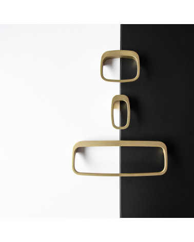 Pomello per mobile oro opaco LAGO maniglia design disposto su uno sfondo bitonale