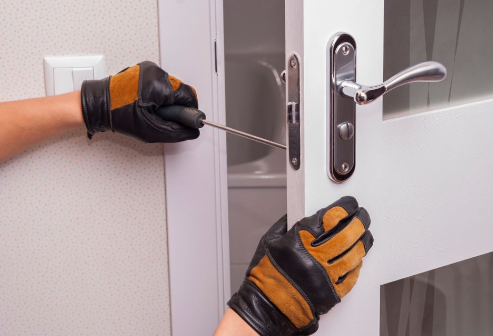Come installare la ferramenta della vostra porta come un professionista?