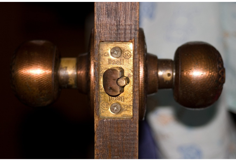 Perché installare una maniglia per porta tubolare? 